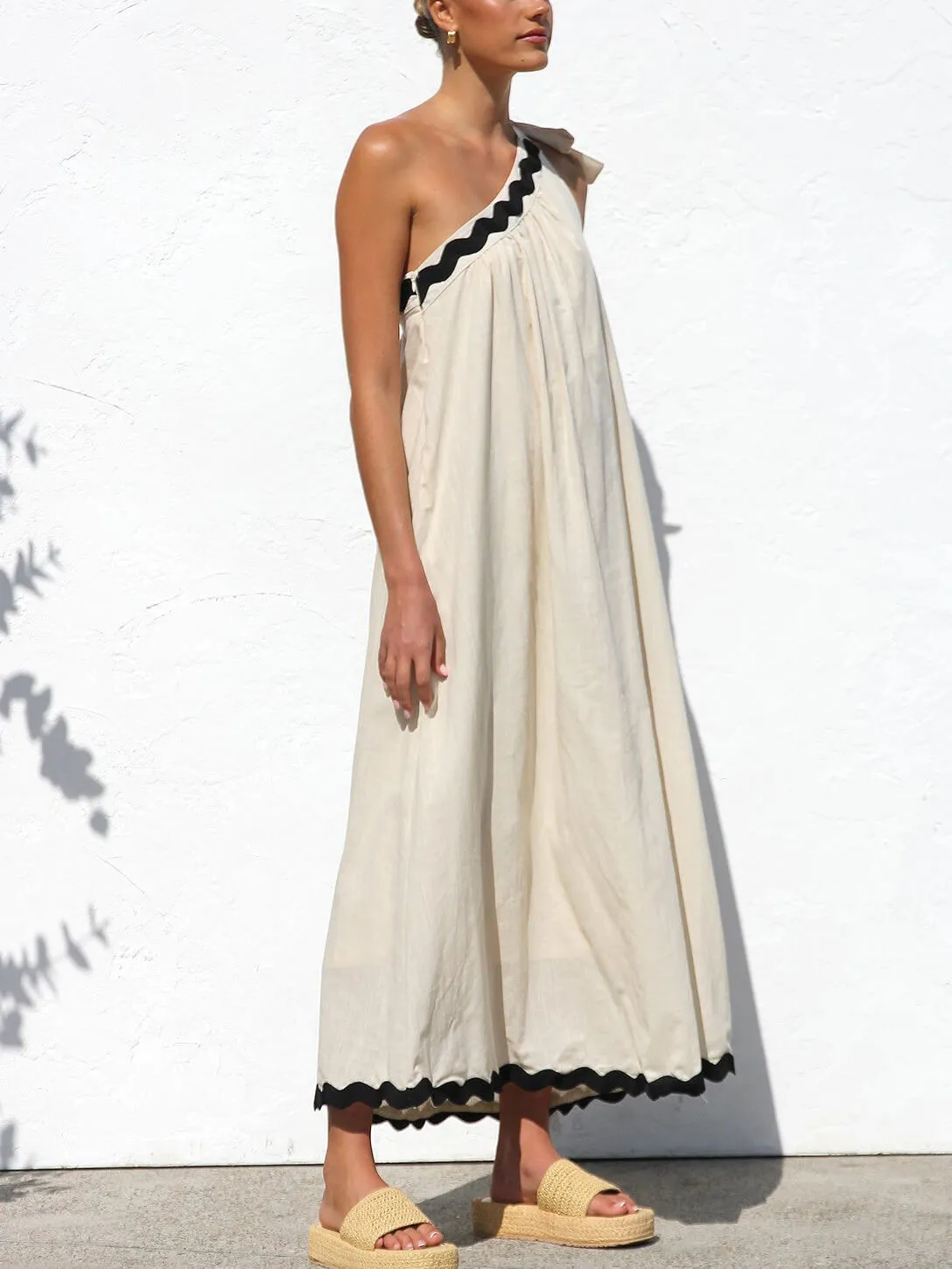 Classic Contrast Lace One-shoulder Spaghetti Strap Midi Dress