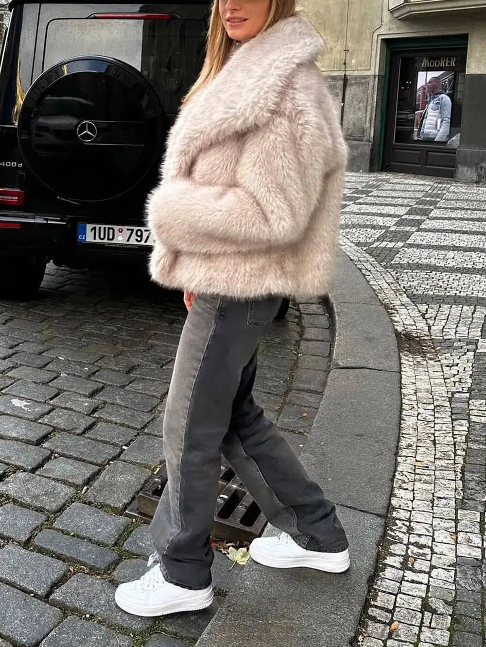 Fashionable Large Lapel Faux Fur Short Fluffy Coat