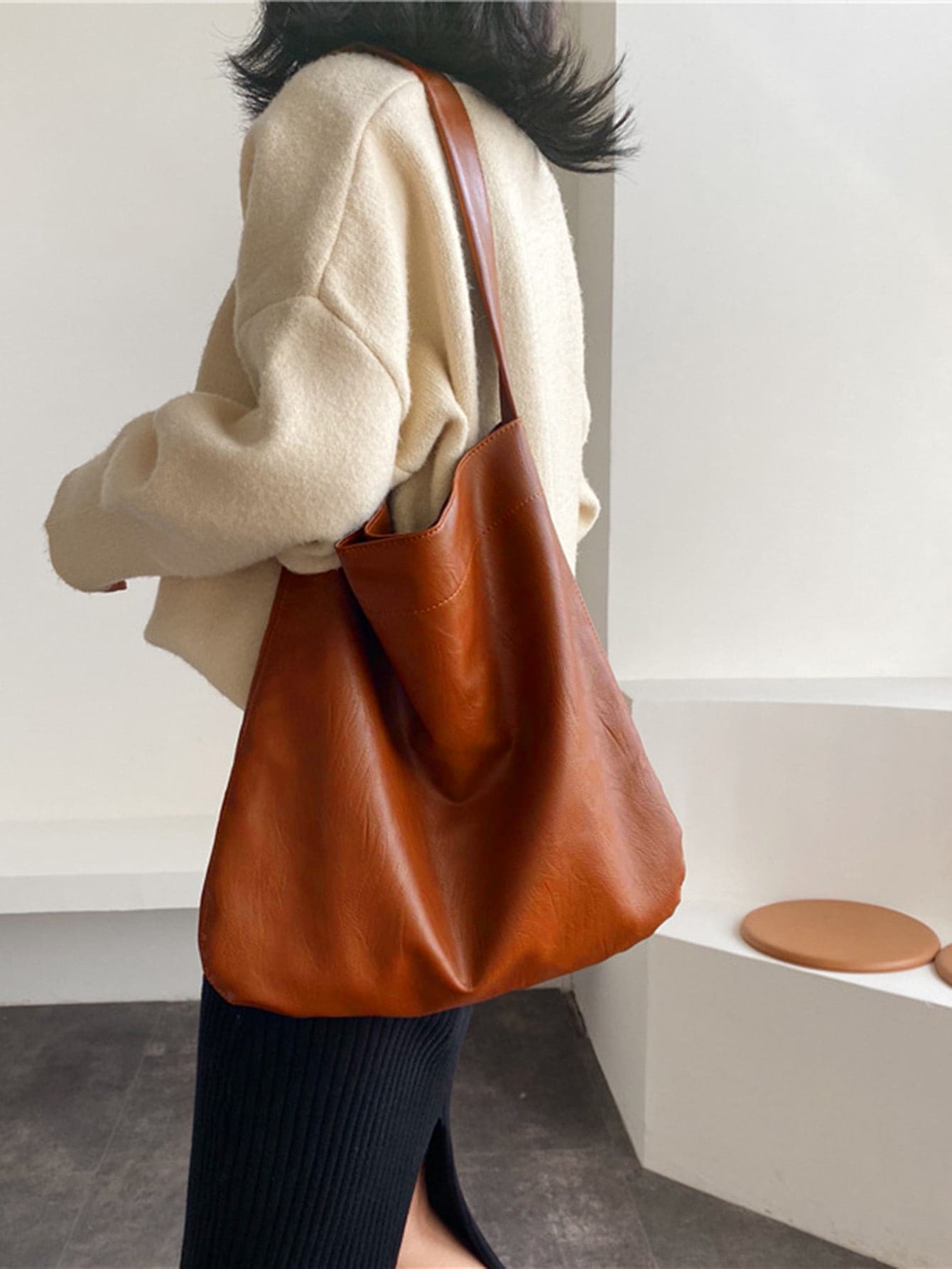 Large capacity single shoulder bag