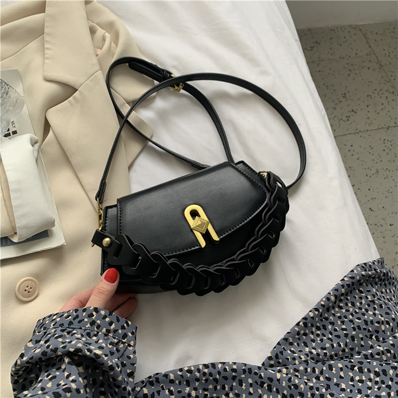 2023 Spring New Fashion Woven Flap Lock Fan Armpit Bag