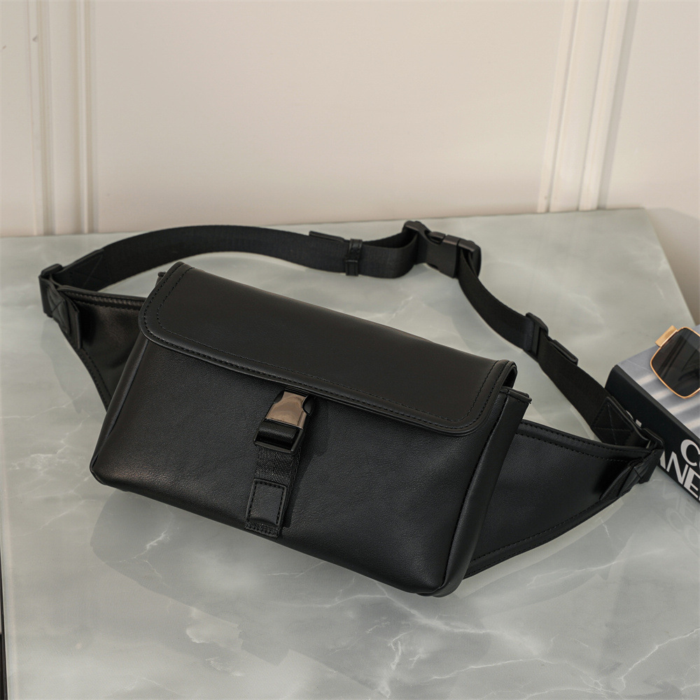 2023 New High-capacity Retro Fashion Chest Bag